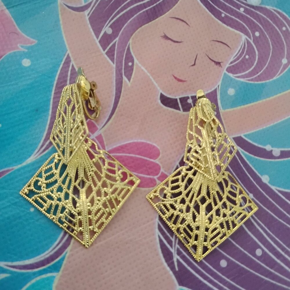 ❤️Vintage TRIFARI 60's Gold Tone Filigree Dangle Clip Earrings